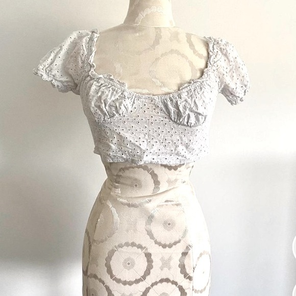 Tops - white eyelit lace crop top with sweetheart neckline & puff sleeves size medium